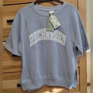 H&M ICELAND Size XS Light Lavender Short Sleeve Sweatshirt with White Graphic